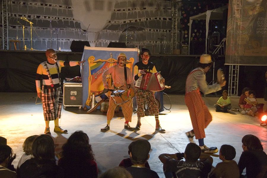 Galeria de Artetude - Apresentação do grupo de circo e teatro Artetude